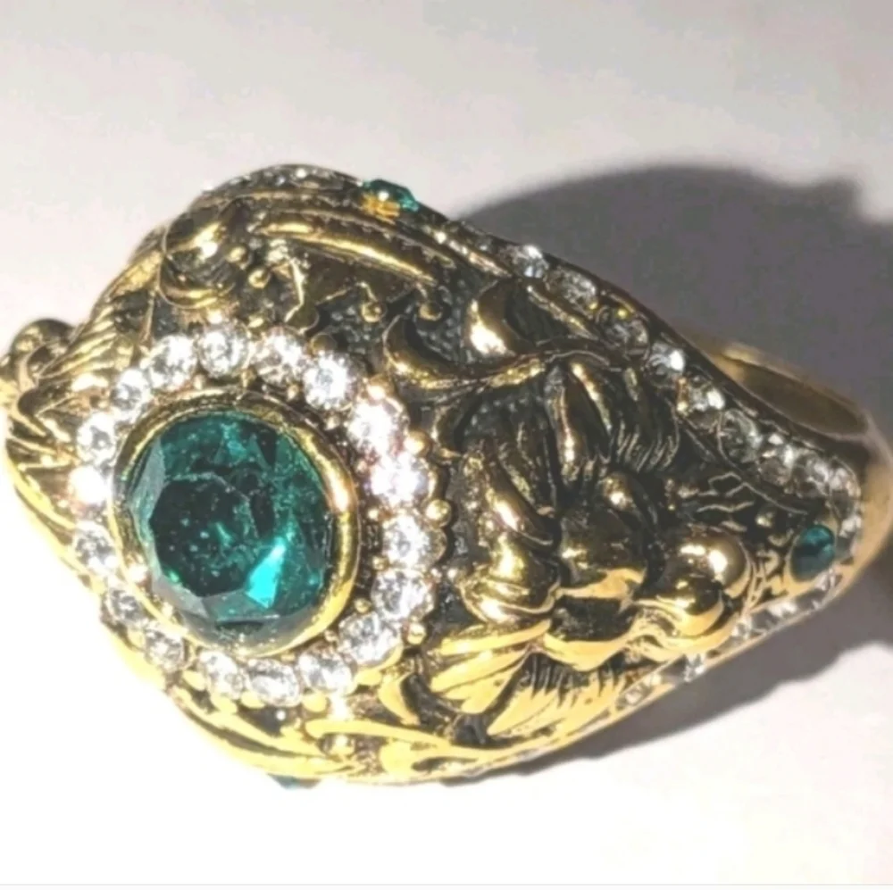 Elegant Golden Lion and Green Gemstone Mens Ring Sz 10